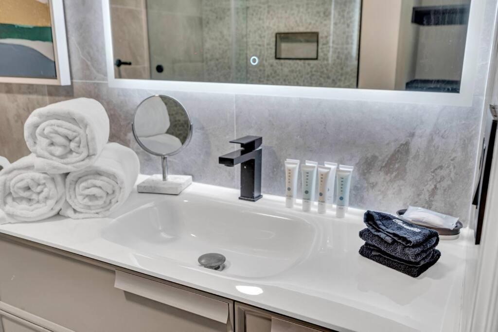 Ferienwohnung Luxurious Private Unit With Parking Miami Exterior foto